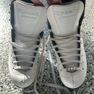 White girls Riedell Diamond Ice skates - size1 1/2 - model 33 white M